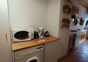 Cozy Apt for 6 Near Slopes, Shops, and Lift, Pet-Friendly with Private Parking