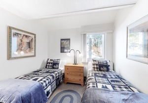 Cozy Condo with Free Wifi, Pools and Tennis Courts, and Nearby Ski Access