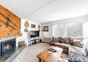 Cozy Condo with Free Wifi, Pools and Tennis Courts, and Nearby Ski Access