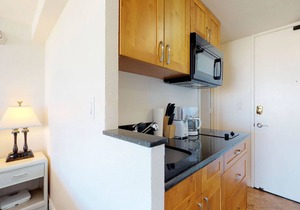 Cozy condo with pool, hot tub, & sauna - private lanai, ocean views