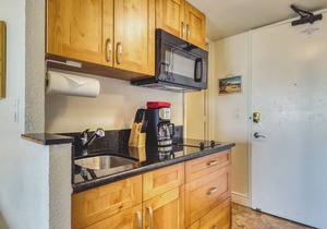 Cozy condo with pool, hot tub, & sauna - private lanai, ocean views