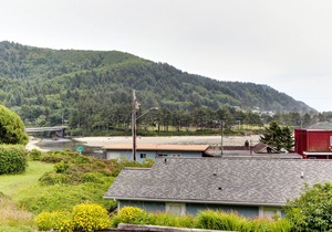 Cozy dog-friendly condo with loft near the beach! Enjoy ocean views & more!