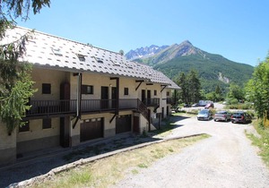 Cozy Duplex with Mezzanine, Balcony & Mountain Views - Sleeps 5