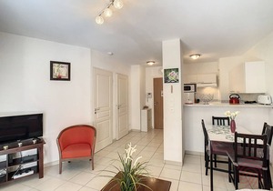 Cozy F2 Apartment, A/C, Terrace, Parking, Near Center and Thermal Baths in Lamalou-les-Bains