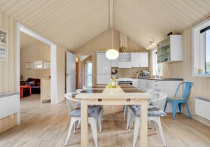 Cozy home in Løgstør with kitchen