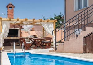 Cozy home in Pula with kitchen