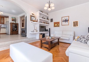 Cozy home in Tinj with kitchen