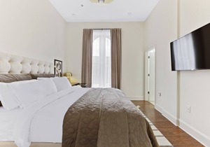 Cozy & Modern King Studio in Historic Mt. Vernon