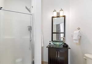 Cozy & Modern King Studio in Historic Mt. Vernon