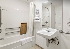 Cozy Petite Queen Suite with Free Breakfast!