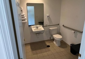 Cozy Petite Queen Suite with Free Breakfast!