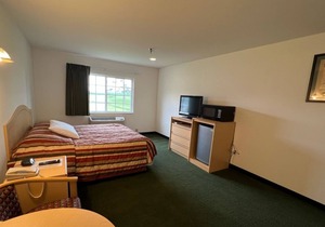 Cozy Petite Single King Suite with Free Breakfast!