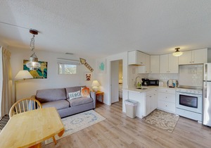 Cozy seaside escape with on-site tennis, pool & prime location