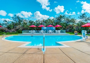 Cozy seaside escape with on-site tennis, pool & prime location