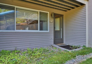 Cozy ski-in/out condo with trail access, heated pool & hot tub