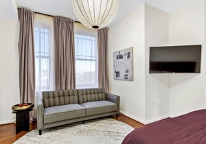 Cozy & Sleek King Studio in Historic Mt. Vernon