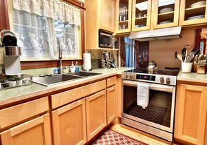 Cozy Sol Duc River Riverfront Retreat w/Hot Tub