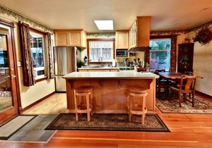 Cozy Sol Duc River Riverfront Retreat w/Hot Tub