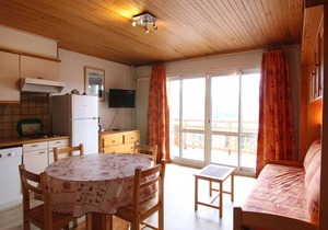 Cozy Studio for 4 in L'Alpe d'Huez - Ski-in/Ski-out, South Balcony, Near Amenities