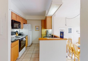 Cozy townhome with on-site pools, hot tub, tennis, game room & gym