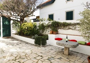 Cushy Apartment with garden in Estoril