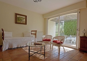 Cushy Villa in Vergèze with Fenced Garden, Terrace, Barbecue