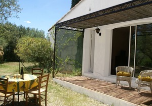Cushy Villa in Vergèze with Fenced Garden, Terrace, Barbecue