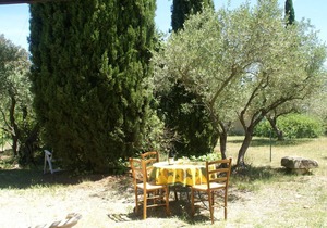 Cushy Villa in Vergèze with Fenced Garden, Terrace, Barbecue