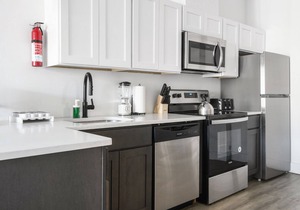 Cute 1BR Next to Airport 6605