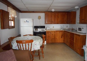 Cute Boathouse Cottage (Bottom floor) with lake views on Pemaquid Lake