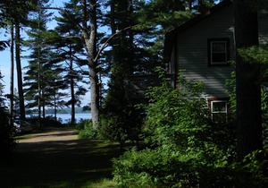 Cute Boathouse Cottage (Bottom floor) with lake views on Pemaquid Lake