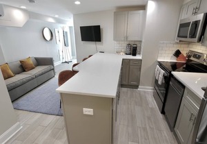 Darling Apartment in Capitol Hill - TWO min to Metro!