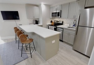 Darling Apartment in Capitol Hill - TWO min to Metro!