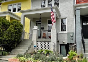 Darling Apartment in Capitol Hill - TWO min to Metro!