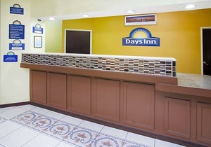 Days Inn & Suites by Wyndham Harvey / Chicago Southland