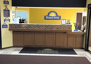 Days Inn & Suites by Wyndham Harvey / Chicago Southland