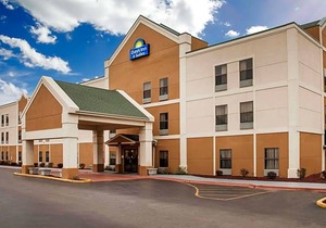 Days Inn & Suites by Wyndham Harvey / Chicago Southland