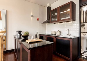 Dazzling City Center Studio in Lively Neighborhood