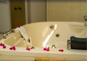 Deluxe Double 2, 1 King Bed, Garden View