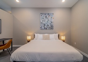 Des Moines | Classy 2BD/2BA Downtown Apartment