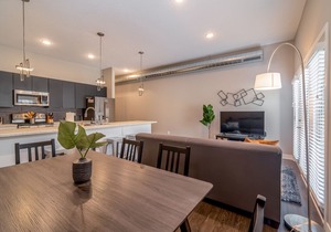 Des Moines | Classy 2BD/2BA Downtown Apartment