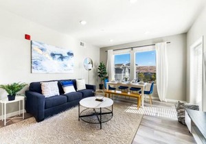 Designer Apt with Jacuzzi, Pool & Mountain Views