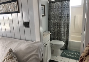 Desirable 4br/2ba Craigville Beach Cottage Steps to Ocean