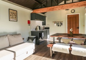 DI NOTTE - NO. 5, pet friendly, with a garden in Goring-On-Thames