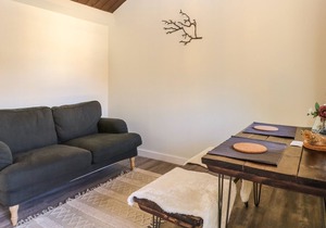 DINO - NO. 8, pet friendly, with a garden in Goring-On-Thames