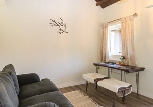 DINO - NO. 8, pet friendly, with a garden in Goring-On-Thames