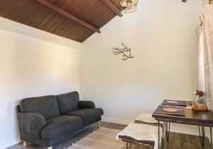 DINO - NO. 8, pet friendly, with a garden in Goring-On-Thames