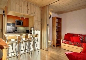 Divisible studio, south-facing, high floor with balcony, ski-in/ski-out