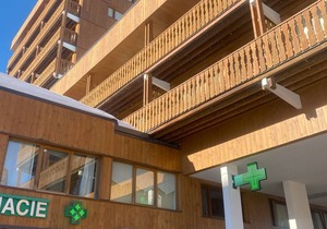 Divisible studio, south-facing, high floor with balcony, ski-in/ski-out