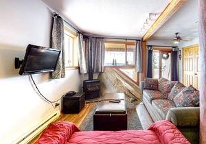 Dog-friendly condo free WiFi, washer/dryer, gas stove, & balcony - walk to lifts